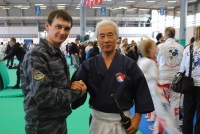 Хироо Мачизуки (Hiroo Mochizuki) – основатель Yoseikan Budo, один из двух ближайших учеников Sensei Morihei Ueshiba, 9 дан Карате, 8 дан Айкидо, 8 дан Джиу-ждитсу, 7 дан Иайдо, 3 дан Дзюдо и Кобудо;